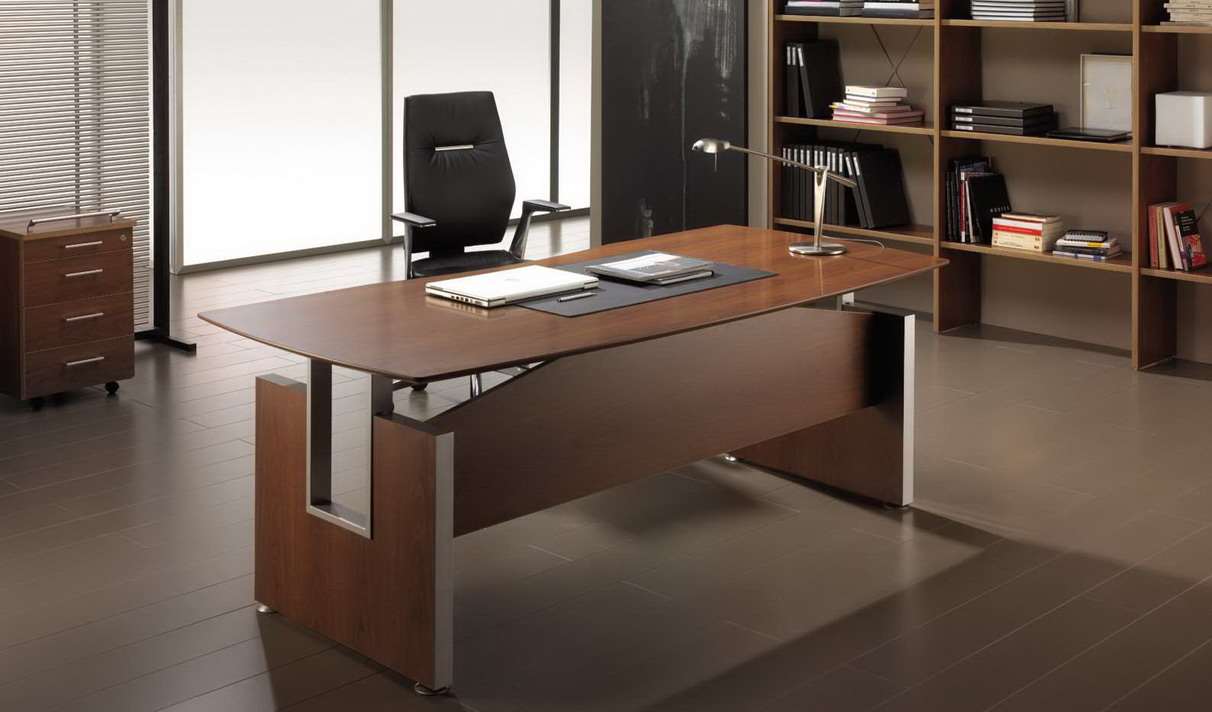 mesa de direccion madera barnizada